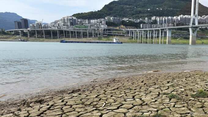 A dried riverbed is exposed after the water level dropped in the Yangtze River in Yunyang county in southwest China's Chongqing Municipality on Aug 16, 2022. Photo: Chinatopix