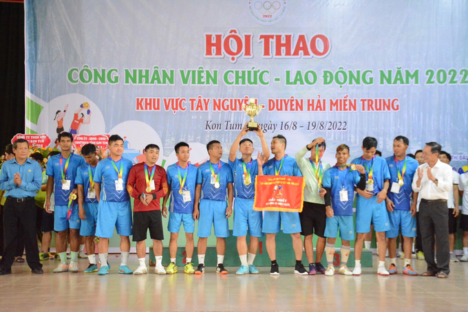 Đội bóng đá mini 5 người của Cao su Chư Păh đoạt giải Nhất. 
