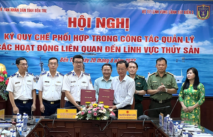UBND tỉnh Bến Tre và Bộ Tư lệnh vùng cảnh sát biển 3 phối hợp quản lý khai thác thuỷ sản. Ảnh: Minh Đảm.