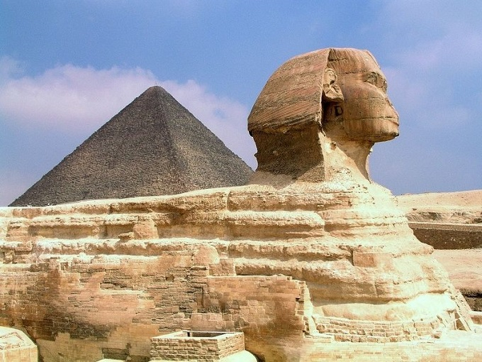 Kim tự tháp Giza ở Ai Cập được cho là đang bị hư hỏng dần dần bởi tự nhiên.
