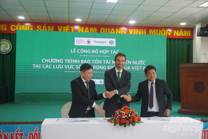 The Ministry of Agriculture and Rural Development, WWF-Vietnam, and Heineken Vietnam signed a Memorandum of Understanding on cooperation in the program of water conservation in key river basins of Vietnam. Photo: Nguyen Thuy.