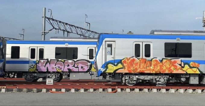 Hình ảnh 2 toa tàu metro số 1 (Bến Thành - Suối Tiên) đang ở depot Long Bình (TP Thủ Đức) bị xịt sơn, được coi là chủ nghĩa Vandal.
