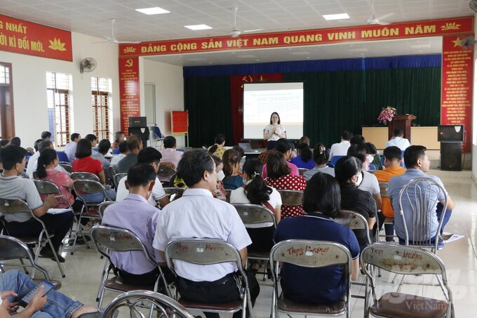 Giảng viên Học viện Nông nghiệp Việt Nam và Trường Cán bộ Quản lý nông nghiệp và PTNT 1 được mời tập huấn nâng cao chuyên môn nghiệp vụ cho thành viên Tổ Khuyến nông cộng đồng. Ảnh: Đinh Mười.
