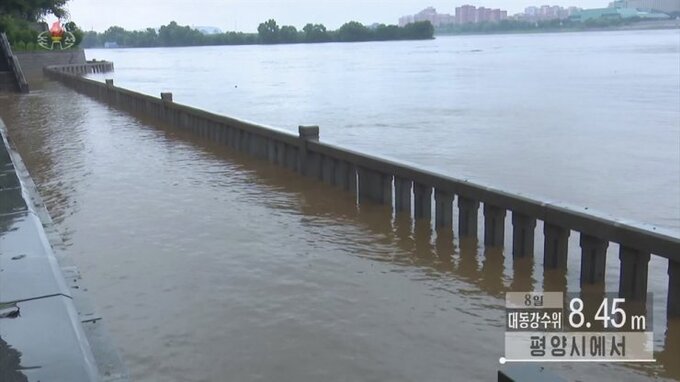 Nước lũ trên sông Dadong ở thủ đô Bình Nhưỡng tràn bờ hôm 7 tháng 8 năm 2022. Ảnh: Yonhap