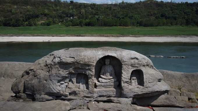 Bộ ba tượng Phật 'nổi lên' cùng bãi đá giữa sông Dương Tử. Ảnh: Xinhua