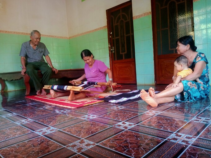 Già làng Chang Srây Đơ còn đứng ra thành lập nhóm dệt thổ cẩm để truyền dạy cho các thế hệ con cháu ý thức gìn giữ bản sắc truyền thống của dân tộc mình. Ảnh: Nguyễn Thủy.