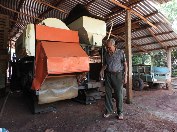Không chỉ làm giàu cho bản thân, già làng Chang Srây Đơ còn đầu tư mua máy cày, máy sới, máy gặt đập liên hợp giúp bà con nâng cao giá trị cây lúa địa phương. Ảnh: Nguyễn Thủy.