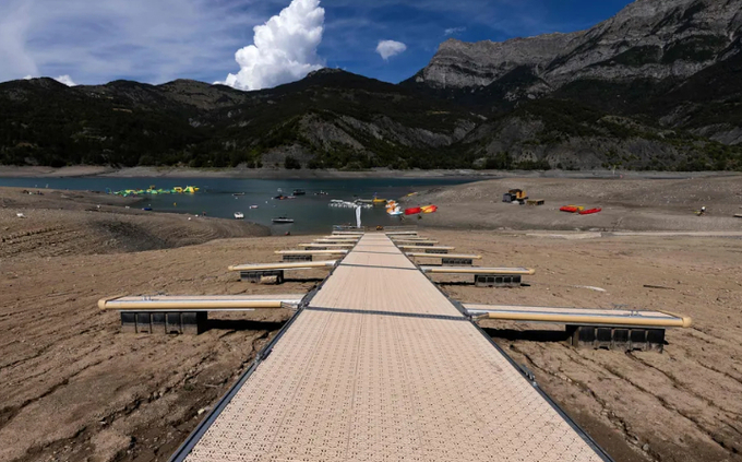 A picture taken on August 21, 2022, shows boarding pontoons on Lake Serre-Poncon in the French Alps, as water level decreased 14 meters due to drought. Photo: AFP