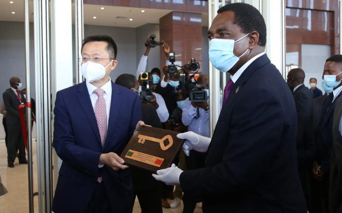 Tổng thống Zambia Hakainde Hichilema (phải) nhận chìa khóa tượng trưng từ phái viên Trung Quốc Du Xiaohui tại thủ đô Lusaka hôm 23/8. Ảnh: Xinhua