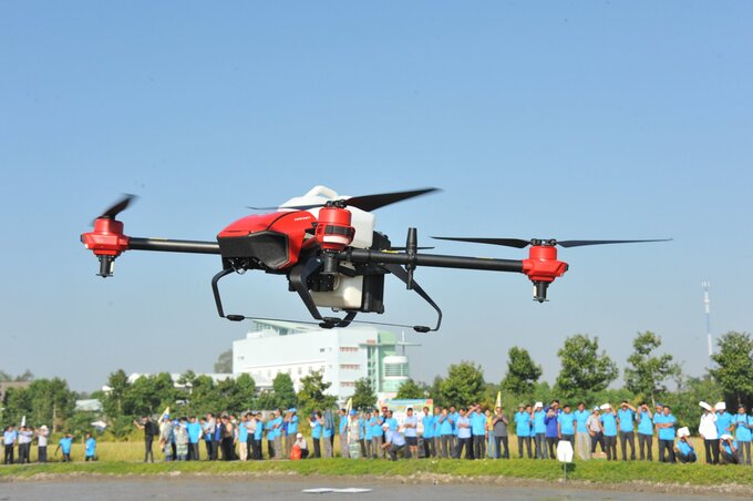 Thiết bị máy bay không người lái (drone) là một điểm sáng trong sản xuất nông nghiệp. Ảnh: Lê Hoàng Vũ.