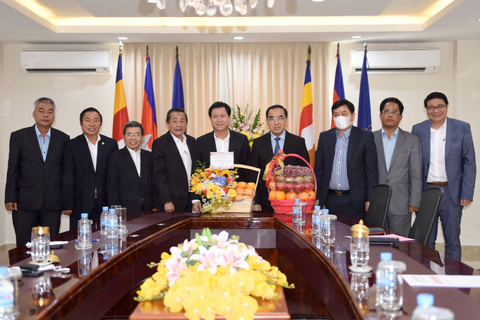 Đoàn công tác của VRG chụp ảnh lưu niệm với ngài Veng Sakhon, Bộ trưởng Bộ Nông Lâm & Ngư nghiệp Campuchia.