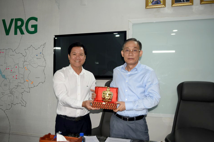 Ông Lê Thanh Hưng, Tổng Giám đốc VRG tặng quà lưu niệm cho ông Lê Hoài Trung.