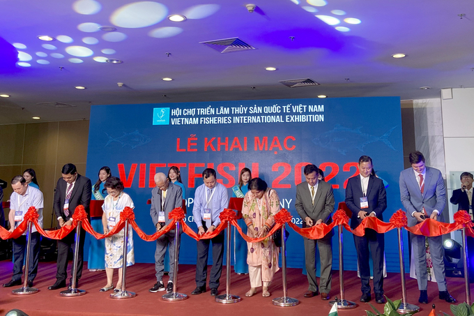 Ribbon cutting to open VietFish 2022. Photo: Thanh Son.