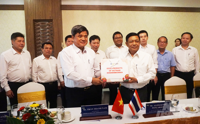 Thứ trưởng Trần Thanh Nam trao quà lưu niệm cho ông Alongkorn Ponlaboot – Cố vấn cấp cao Bộ trưởng Bộ Bộ Nông nghiệp và HTX Thái Lan. Ảnh: Hữu Đức.