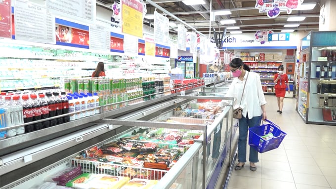 Các siêu thị Co.opmart đồng loạt khuyến mãi hàng nghìn sản phẩm hàng Việt Nam. Ảnh: Quang Linh.