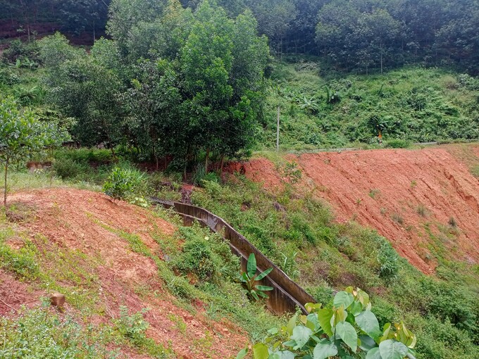 Nhiều vị trí đồi cao dọc tuyến Sao Bọng - Đăng Hà qua địa bàn huyện Bù Đăng bắt đầu xuất hiện tình trạng sạt lở. Ảnh: Trần Trung.