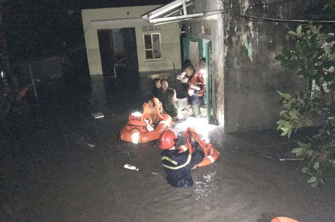 Ngay trong đêm, lực lượng cứu hộ đã di dời 38 hộ dân bị ngập lụt sâu tại TP Uông Bí. Ảnh: QMG