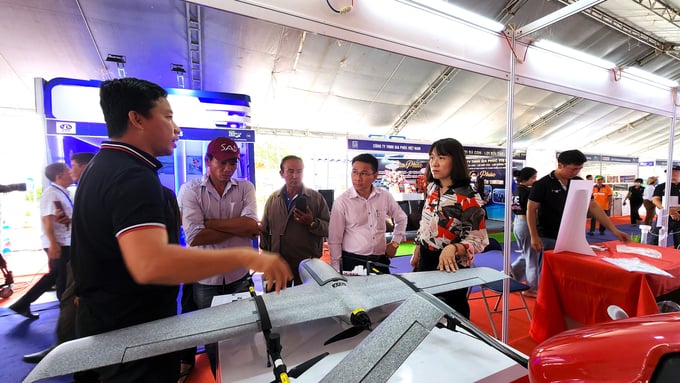 Farmers visiting the mechanized machinery and equipment display area. Photo: Kim Anh.