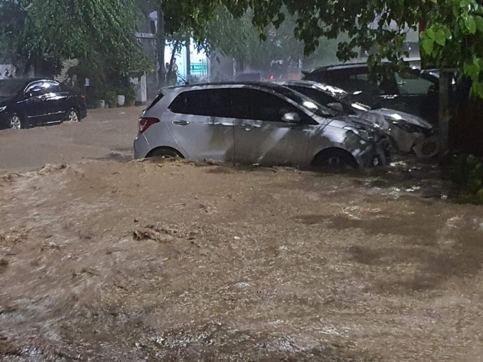 Mưa lớn kéo dài, nhiều xe bị ngập sâu trong biển nước tại TP Hạ Long. Ảnh: QMG