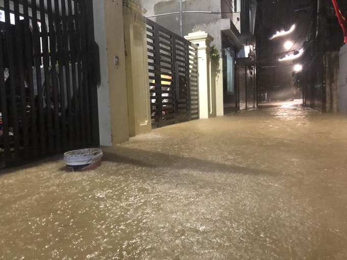 Nhiều khu phố tại TP Hạ Long bị ngập cục bộ, nước tràn vào bên trong nhà dân. Ảnh: QMG