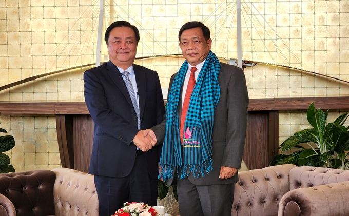 Minister of Agriculture and Rural Development Le Minh Hoan received Mr. Alongkorn Ponlaboot, senior advisor to the Ministry of Agriculture and Cooperatives of Thailand. Photo: Kim Anh.