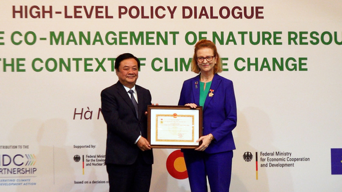 Nhân sự kiện, Bộ NN-PTNT trao Kỷ niệm chương 'Vì sự nghiệp Nông nghiệp và Phát triển nông thôn' cho bà Caitlin Wiese, Trưởng Đại diện thường trú UNDP tại Việt Nam. 