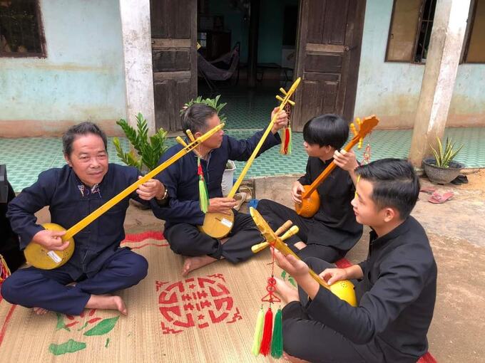 Cộng đồng người Tày, Nùng giữ gìn bản sắc đàn tính, hát then. Ảnh: Nguyễn Thủy.