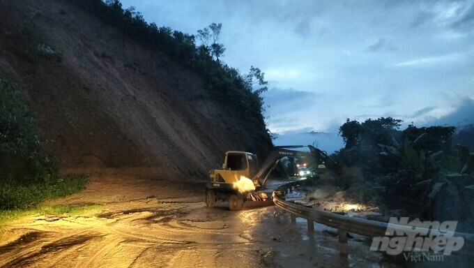 Nỗ lực hót dọn sạt lở trên tuyến quốc lộ 3B, đoạn qua huyện Bạch Thông, tỉnh Bắc Kạn. Ảnh: Ngọc Tú.