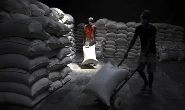 Nhân công Ấn Độ đang làm việc trong một nhà máy sản xuất bột mì tại Khanna, thuộc bang Punjab. Ảnh: AFP