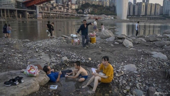 Người dân Trung Quốc tìm kiếm những vũng nước cạn dưới đáy sông Gia Lăng, một nhánh của sông Dương Tử, thuộc khu tự trị Trùng Khánh phía tây nam Trung Quốc hôm 20 tháng 8 năm 2022. Ảnh: AP 