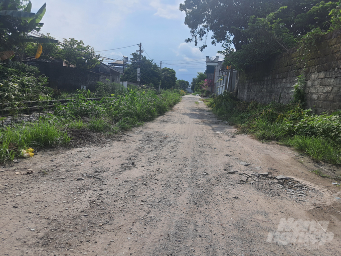 Do thiếu kinh phí nên phường Cẩm Sơn lỡ hẹn đổ bê tông đường gom cho nhân dân. 