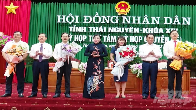 Lãnh đạo Tỉnh ủy, HĐND và UBND tỉnh Thái Nguyên tặng hoa những cá nhân thôi giữ nhiệm vụ Ủy viên UBND tỉnh Thái Nguyên nhiệm kỳ 2021 - 2026. Ảnh: Toán Nguyễn.