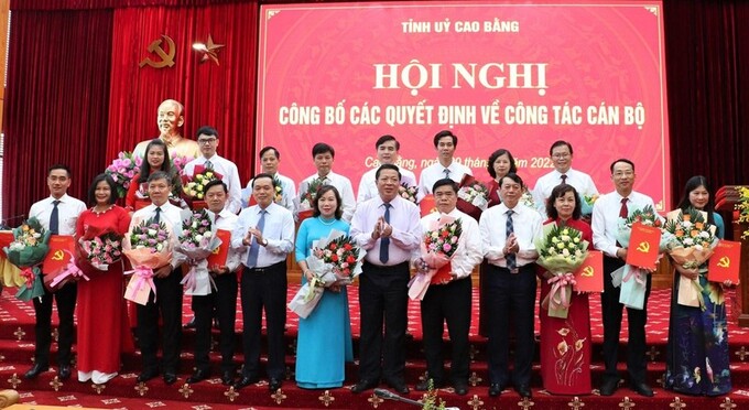 Lãnh đạo Tỉnh ủy, UBND tỉnh Cao Bằng tặng hoa các cán bộ được điều động, luân chuyển nhận nhiệm vụ công tác mới. Ảnh: Minh Tuấn.