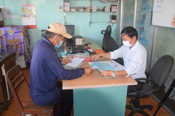 A fishing boat owner declares at Quy Nhon fishing port (Binh Dinh province). Photo: V.D.T.