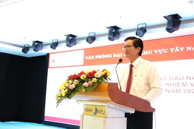 Ông Trần Ngọc Hải, Trưởng Văn phòng đại diện Agribank khu vực Tây Nam Bộ báo cáo tóm tắt tình hình hoạt động kinh doanh 7 tháng đầu năm 2022. Ảnh: Minh Khương.