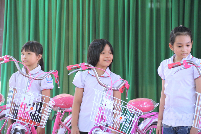 Những chiếc xe đạp được trao tặng với kỳ vọng sẽ là động lực đưa ước mơ của các em đi xa. Ảnh: Phạm Hiếu.