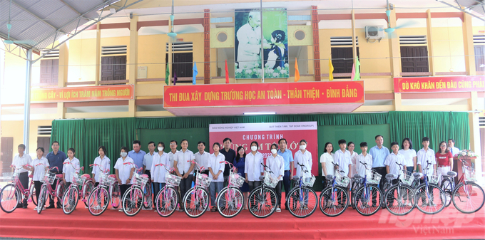 Báo Nông nghiệp Việt Nam và Quỹ Thiện Tâm tiến hành trao tặng 60 chiếc xe đạp cho 60 em học sinh vượt khó thuộc xã Vĩnh Chân. Ảnh: Phạm Hiếu.