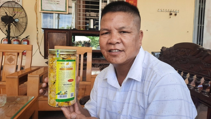 Mr. Ninh Van Trang introduces the product of Ba Che golden camellia tea. Photo: Nguyen Thanh.