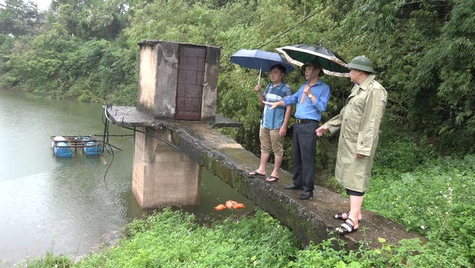 Công ty TNHHMTV khai thác công trình thủy lợi Lạng Sơn kiểm tra an toàn hồ, đập. Ảnh: Nguyễn Thành