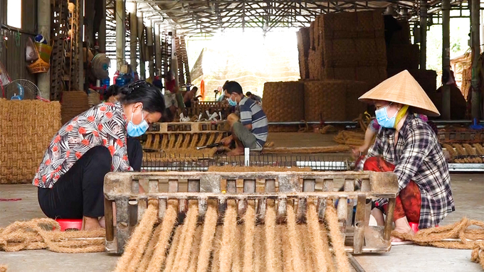 Coconut by-products are reused to create high-value handicraft products. Photo: Kim Anh.