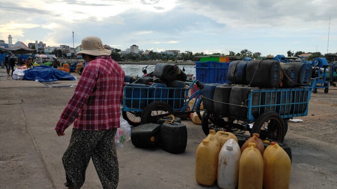 Ngư dân buồn bã vì không mua được dầu để tàu vươn khơi. Ảnh: TH.