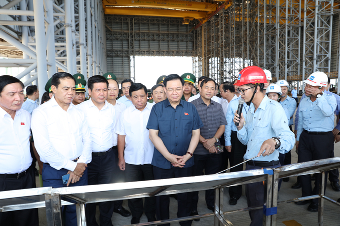 Chủ tịch Vương Đình Huệ và đoàn công tác kiểm tra tình hình sản xuất tại Công ty TNHH Gang thép Hưng Nghiệp Formosa Hà Tĩnh.