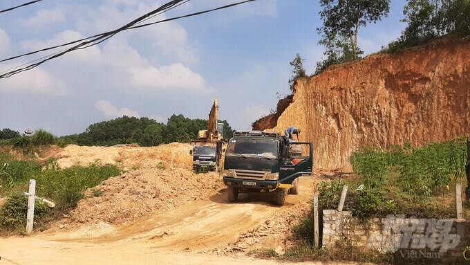 Điểm khai thác đất tại xóm Khuôn Muống. Ảnh: Toán Nguyễn.