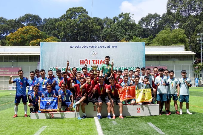 3 đội bóng đá đoạt giải Nhất, Nhì và Ba tại Hội thao.