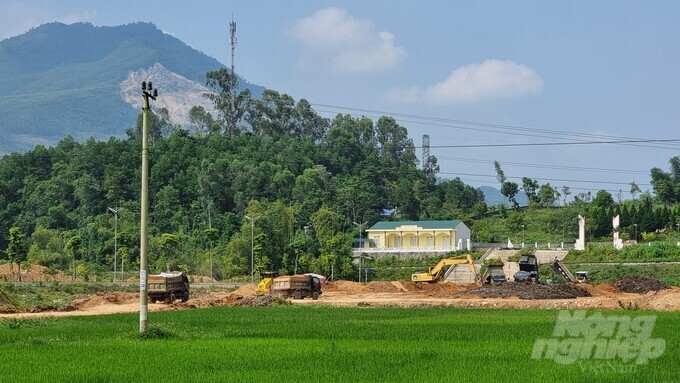Xe tải chở đất trái phép vào công trình sân vận động xã Yên Lãng. Ảnh: Toán Nguyễn.