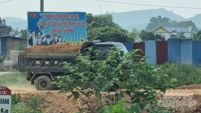 Xe tải cơi nới thành thùng ngang nhiên chạy trên đường giao thông nông thôn và Quốc lộ 37 ở khu vực trung tâm xã Yên Lãng, huyện Đại Từ, tỉnh Thái Nguyên. Ảnh: Toán Nguyễn.