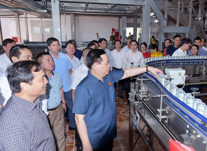 Chủ tịch Quốc hội dự lễ khánh thành Nhà máy Bia Hà Nội - Nghệ Tĩnh tại thị xã Hồng Lĩnh.