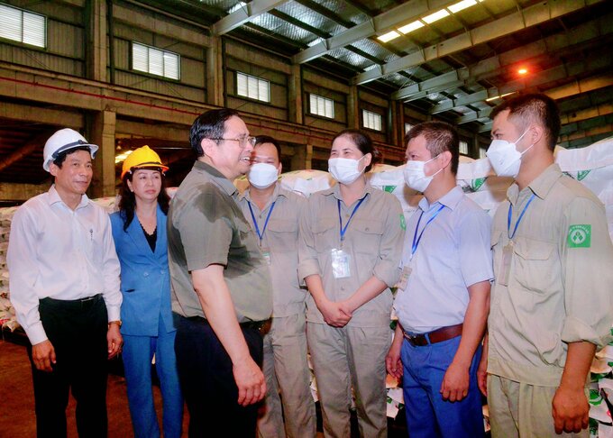 Thủ tướng Chính phủ Phạm Minh Chính thăm hỏi động viên người lao động Đạm Hà Bắc tháng 8/2022. Ảnh: ĐHB.