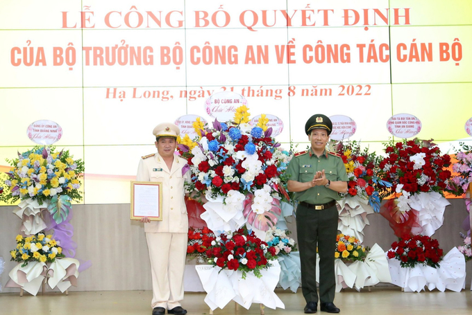 Thiếu tướng Lê Văn Tuyến (bên phải anh) trao Quyết định điều động Đại tá Đinh Văn Nơi làm Giám đốc Công an tỉnh Quảng Ninh.