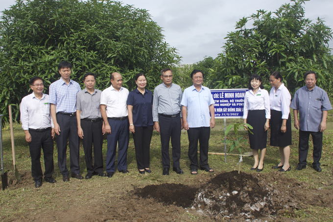 Bộ trưởng trồng cây xoài cát Lộc (LĐ12) lưu niệm tại Viện Cây ăn quả Miền Nam. Ảnh: Minh Đảm.